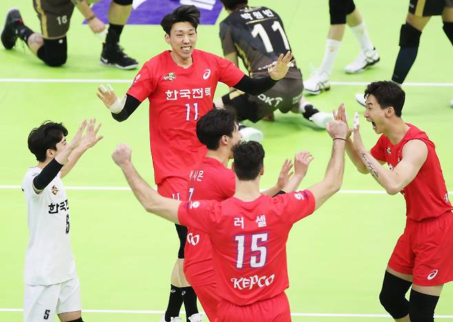 한국전력의 선수들이 26일 경기도 수원실내체육관에서 열린 프로배구 V리그 남자부 OK금융그룹과의 2라운드 홈경기에서 득점에 성공한 후 기뻐하고 있다. 수원|연합뉴스
