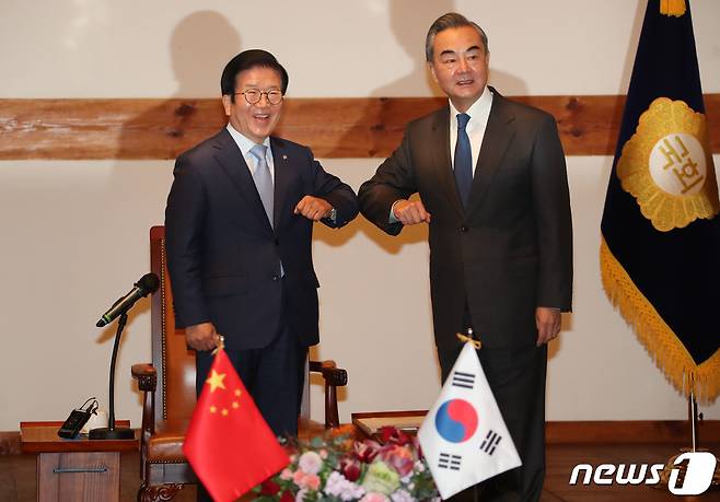 박병석 국회의장이 27일 서울 여의도 국회를 찾은 왕이 중국 외교부장과 팔꿈치 인사를 하고 있다. 2020.11.27/뉴스1 © News1 성동훈 기자