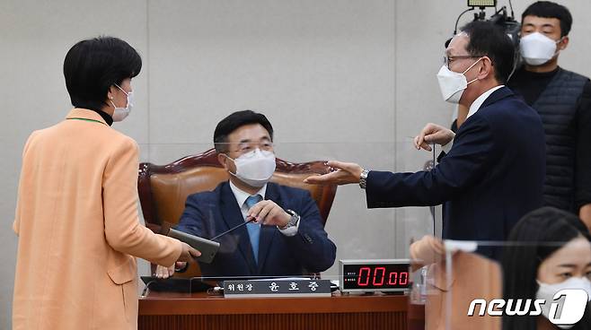 윤호중 법사위원장과 백혜련 더불어민주당 간사, 김도읍 국민의힘 간사가 26일 서울 여의도 국회에서 열린 법사위 전체회의에서 대화를 하고 있다. 2020.11.26/뉴스1 © News1 성동훈 기자