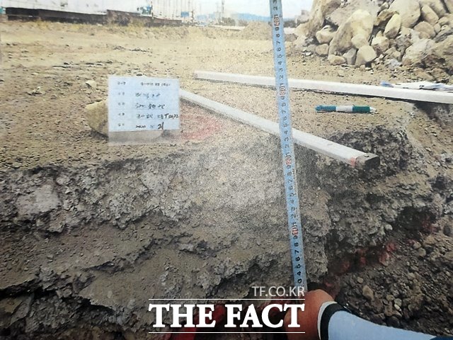 포항 원동1지구 현대힐스테이트 아파트 건설현장 터파기 과정에서 다량의 폐기물이 발견됐다. 사진은 발견된 슬래그페기물 층을 측정하는 모습/제보자 제공