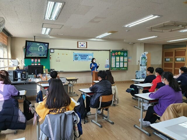 '푸른코끼리' 전문강사가 서울탑동초등학교 6학년 학생들을 대상으로사이버 폭력 예방 교육을 실시하고 있다.(사진=삼성전자)