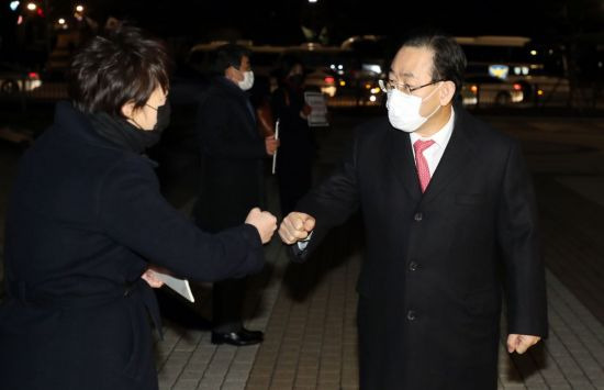 주 원내대표가 27일 청와대 앞에서 릴레이 1인 시위 중인 국민의힘 초선의원 김은혜, 배준영, 허은아 의원을 만나고 있다. / 사진=연합뉴스