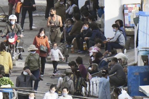 지난 9월 5일 북한 양강도 혜산시 장마당에 마스크를 쓴 이들이 분주하게 오가고 있다. 중국 지린(吉林)성 창바이(長白)조선족자치현에서 촬영. /연합뉴스