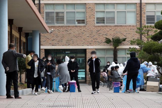 27일 오후 광주 광산구 한 중학교에 설치된 선별진료소에서 학생들이 신종 코로나바이러스 감염증(코로나19) 진단검사를 받고 있다. 연합뉴스