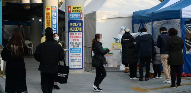 신종 코로나바이러스 감염증(코로나19)의 확진자가 늘어가고 있는 26일 전북 군산시 군산시보건소 선별진료소에 검체 채취를 받기 위해 모인 시민들로 일대가 북적이고 있다. 뉴시스