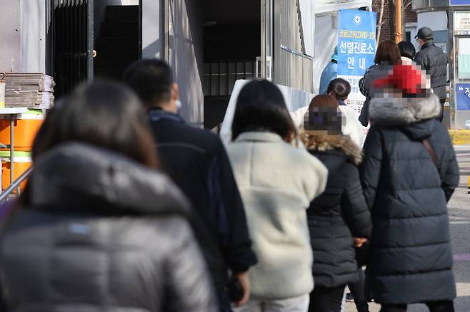 서울 강서구 에어로빅 학원에서 코로나19 집단감염이 발생하면서 27일 강서구청에 마련된 선별진료소에 시민들이 검사를 받기 위해 줄을 서 있다. |연합뉴스