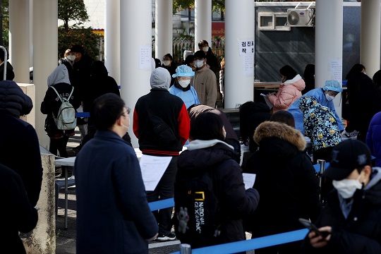 26일 오전 서울 동작구청에 마련된 선별진료소 앞에 검사 대기자들이 줄을 서 있다. 연합뉴스