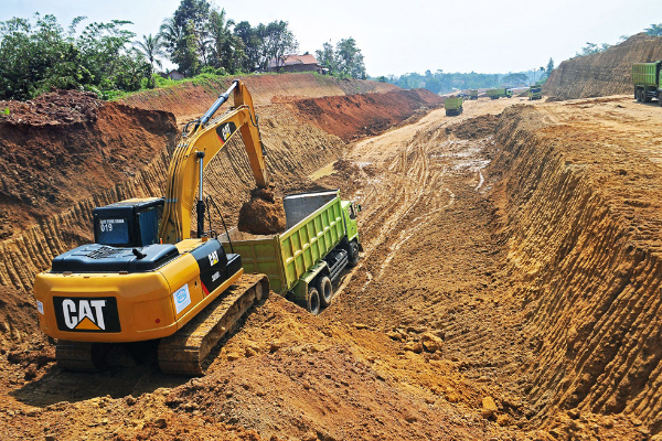 An excavator loads a dump truck at the construction site of the Serang-Panimbang toll road in Pasarkeong, Lebak regency, Banten, in this undated file photo. (Antara/Muhammad Bagus Khoirunas)