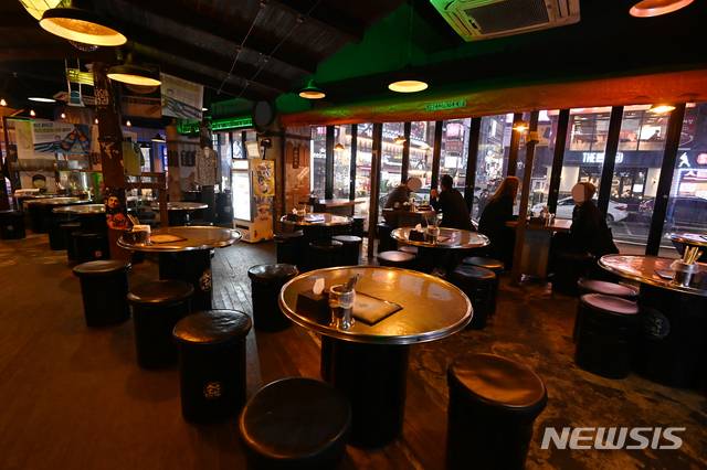 [수원=뉴시스] 김종택기자 = 신종 코로나바이러스 감염증(코로나19) 확산으로 사회적 거리두기가 강화되자 자영업자들의 경제적 어려움이 커지고 있다. 26일 오후 경기도 수원시 팔달구 인계동 한 주점에 자리가 대부분 비어 있다. 2020.11.26.jtk@newsis.com