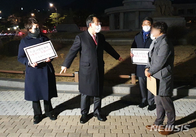 [서울=뉴시스] 최동준 기자 = 주호영 국민의힘 원내대표가 27일 청와대 앞에서 당 초선의원들의 질의서를 수령한 청와대 관계자와 대화하고 있다. 국민의힘 초선의원들은 질의서에 대한 답변과 면담 요청에 응하지 않아 릴레이 1인 시위를 이어가겠다고 밝혔다. (사진=국민의힘 제공) 2020.11.27. photo@newsis.com