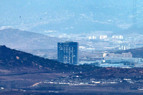 24일 경기도 파주시 접경지역에서 바라본 개성공단의 모습. 북한의 남북공동연락사무소 폭파 시 충격으로 훼손된 개성공단지원센터가 방치되어 있다. 연합뉴스