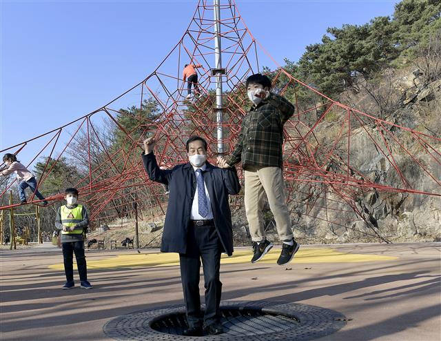 문석진(오른쪽 두 번째) 서대문구청장이 지난 23일 홍제동 산41-30 일대에 조성된 신기한놀이터 2호 ‘야호야호’에 설치된 트램펄린 위에서 뛰는 어린이의 손을 잡고 웃고 있다.서대문구 제공