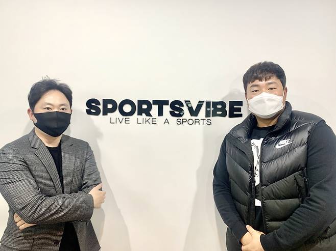 ▲ 스포츠바이브 최원식 대표(왼쪽)-최지만. ⓒ스포츠바이브