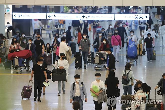 마스크 쓰고 제주공항 나서는 관광객 [연합뉴스 자료 사진]