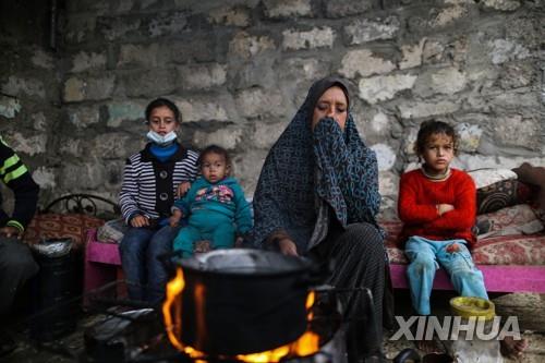 26일(현지시간) 가자지구 남부 도시 칸유니스의 난민 캠프에 사는 팔레스타인인들.[신화=연합뉴스]