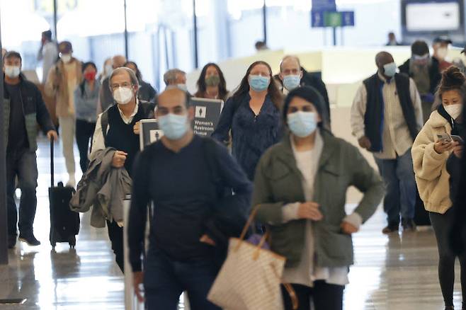 추수감사절을 하루 앞둔 지난 25일(현지시간) 미국 캘리포니아주 샌프란시스코 국제공항 게이트에 여행객들이 도착하고 있다. (사진=EPA/연합뉴스 제공)
