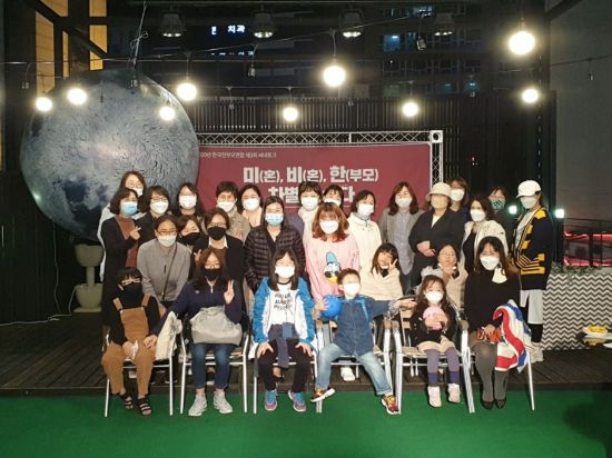 지난 10월 10일 한국한부모연합 회원들은 영화 '프레셔스'를 함께 봤다. 관람 후 단체 사진 (제공=한국한부모연합)