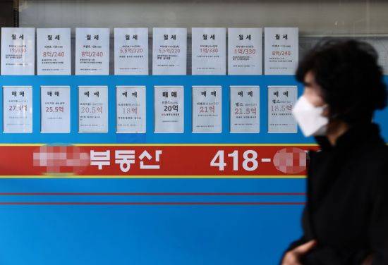 서울의 한 부동산중개업소에 붙은 매매·전세·월세 관련 정보란 (사진=연합뉴스)