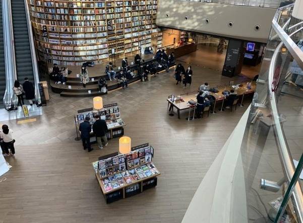28일 서울 삼성동 스타필드 코엑스몰점 ‘별마당 도서관’./김은영 기자