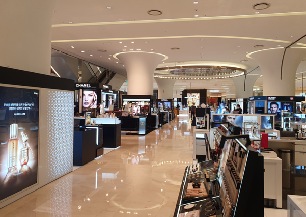 28일 오전 11시쯤 롯데몰 수원점 1층 화장품 매장이 한산한 모습이다. /이선목 기자