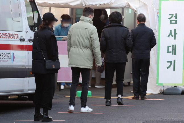 서울 중구 국립중앙의료원 선별진료소에 시민들이 검사를 받기 위해 대기하고 있다. ⓒ데일리안 류영주 기자