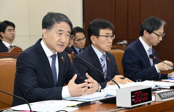 보건복지부가 수술실CCTV 법제화 법안에 '취지에는 공감하지만 사회적 검토를 더 해야한다'는 의견을 냈다. 사진은 박능후 복지부 장관. fnDB