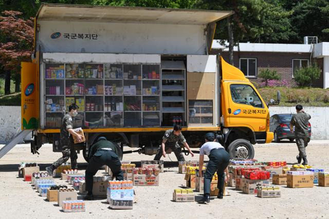 경기 고양시 덕양구 국군복지단 고양지원본부에서 황금마차에 실린 물건을 바닥에 나열하고 있다. 서재훈 기자
