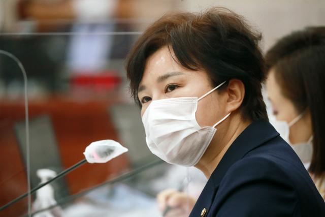 조수진 국민의힘 의원이 지난달 26일 오후 서울 여의도 국회에서 열린 법제사법위원회의 법무부, 대법원, 감사원, 헌법재판소, 법제처 종합감사에서 질의를 하고 있다. 오대근 기자