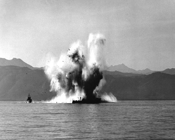 원산에서 기뢰를 제거하던 중 폭발하는 한국 해군 소해정(YMS-516). 이처럼 방어물에 가로막혀 미 10군단의 상륙은 차일피일 지연됐다. [Wikipedia]