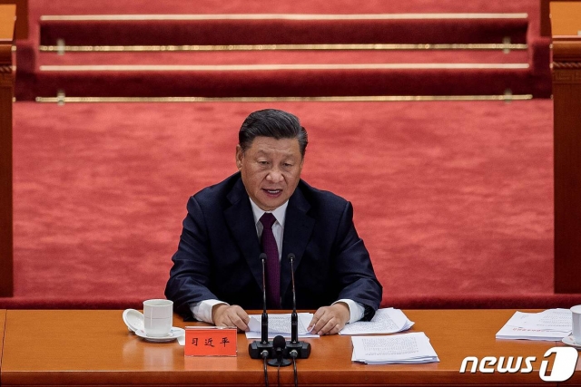 (베이징 AFP=뉴스1) 우동명 기자 = 시진핑 중국 국가주석이 8일 (현지시간) 베이징의 인민대회당에서 열린 코로나19 방역 공로자 표창대회에 참석해 연설을 하고 있다.   ⓒ AFP=뉴스1