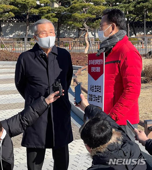 [서울=뉴시스] 최동준 기자 = 김종인 국민의힘 비상대책위원장이 28일 오전 서울 종로구 청와대 앞 분수대에서 1인 시위를 하고 있는 유상범 국민의힘 의원을 격려한 후 취재진 질문에 답변하고 있다. (사진=국민의힘 제공) 2020.11.28. photo@newsis.com