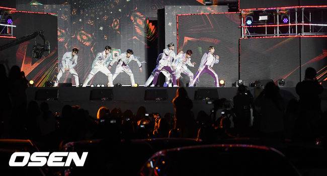 [OSEN=인천, 민경훈 기자] 드라이브 인 페스티벌에서 수많은 팬들이 차에서 내려 무대 앞으로 모여 통제 불능상태가 되고 있다. /rumi@osen.co.kr