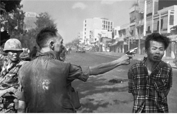 ▲ 에디 애덤스 AP통신 사진기자 1968년 2월 1일 베트남 전쟁 중 사이공에서 촬영한 '사이공식 처형' 사진. ⓒ구글