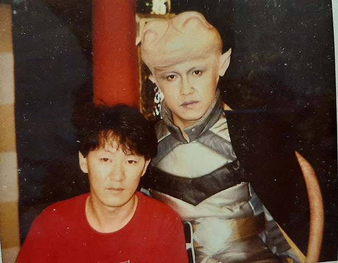 홍기천 특수분장감독(왼쪽)이 1987년 MBC 입사 뒤 처음 한 특수분장인 ‘모여라 꿈동산’ 외계인 분장. 홍기천 제공