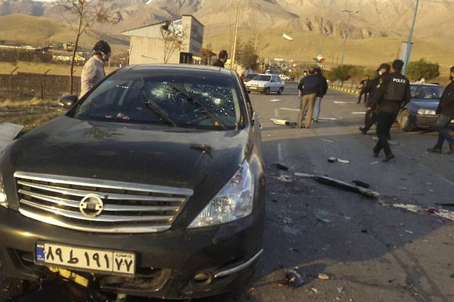 이란 수사·보안 당국자들이 27일(현지시간) 테헤란 외곽에서 일어난 핵 과학자 모센 파크리자데 암살 현장을 둘러보고 있다. 테헤란 AP=연합뉴스