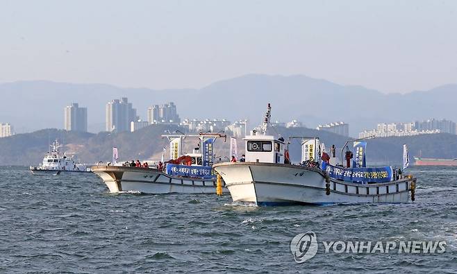 동해안대교 건설 구간 횡단 (포항=연합뉴스) 손대성 기자 = 28일 경북 포항 앞바다에서 이강덕 포항시장과 국민의힘 김정재(포항 북구)·김병욱(포항 남구·울릉)의원, 정해종 포항시의회 의장, 김희수 도의회 부의장 등이 동해안대교 건설을 촉구하며 배를 타고 9㎞에 이르는 사업구간을 돌아보고 있다. 2020.11.28 sds123@yna.co.kr
