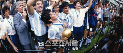 1986년 멕시코월드컵 우승트로피를 들어올리고 좋아하는 디에고 마라도나. 출처=국제축구연맹(FIFA) 홈페이지