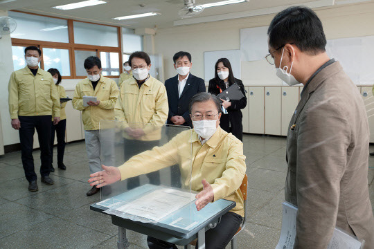 문재인 대통령이 29일 서울 용산에 있는 오산고등학교를 방문해 수능 방역 여건을 점검하는 모습. 청와대 제공.