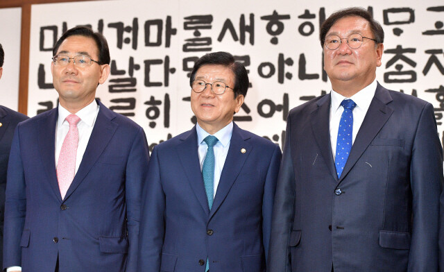 박병석 국회의장(가운데)이 지난 6월 김태년 민주당 원내대표(오른쪽), 주호영 국민의힘 원내대표와 함께 국회의장실에서 회동을 하기 전 기념사진을 촬영하고 있다. 공동취재사진