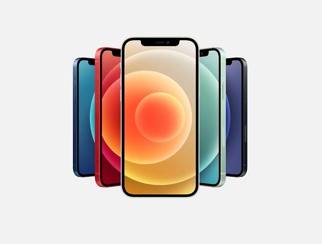 ▲ 자급제+알뜰폰 꿀조합이 찰떡이라는 최신형 스마트폰 아이폰12. /사진=애플 홈페이지