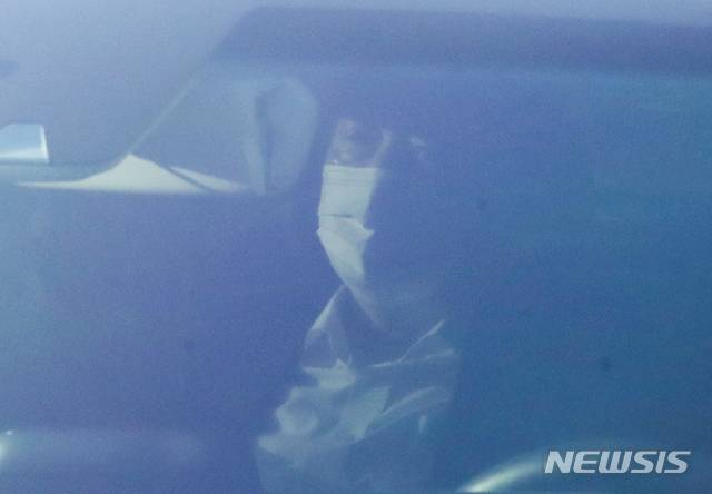 [서울=뉴시스] 조수정 기자 = 윤석열 검찰총장이 지난 23일 오전 서울 서초구 대검찰청으로 출근하고 있다. 2020.11.23. chocrystal@newsis.com
