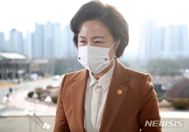 [과천=뉴시스]김선웅 기자 = 추미애 법무부장관이 지난 27일 오전 경기 과천시 정부과천청사 법무부로 출근하고 있다. 2020.11.27. mangusta@newsis.com