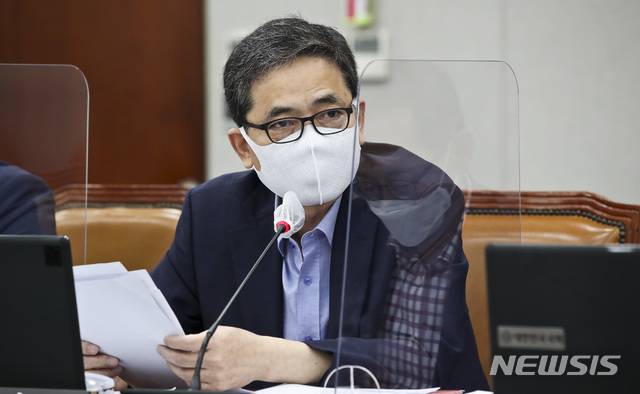 [서울=뉴시스]홍효식 기자 = 곽상도 미래통합당 의원이 지난 9월2일 오후 서울 여의도 국회에서 열린 운영위원회 전체회의에서 노영민 대통령 비서실장에게 질의하고 있다. 2020.09.02. photo@newsis.com