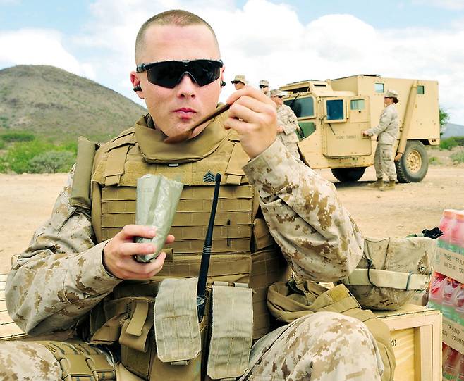 미 육군 간부가 훈련 도중 전투식량을 먹고 있다. 미 육군 제공