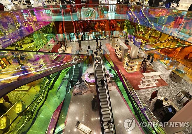 예년 블랙프라이데이보다 한산한 뉴욕 삭스 피프스 애비뉴 백화점 [신화=연합뉴스]