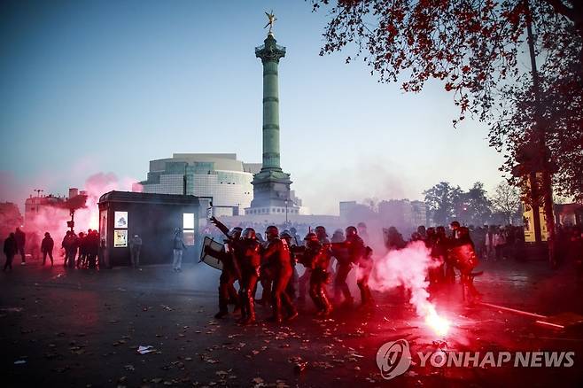 프랑스 보안법 제정에 반대하는 시위가 열린 파리 바스티유 광장 [EPA=연합뉴스]