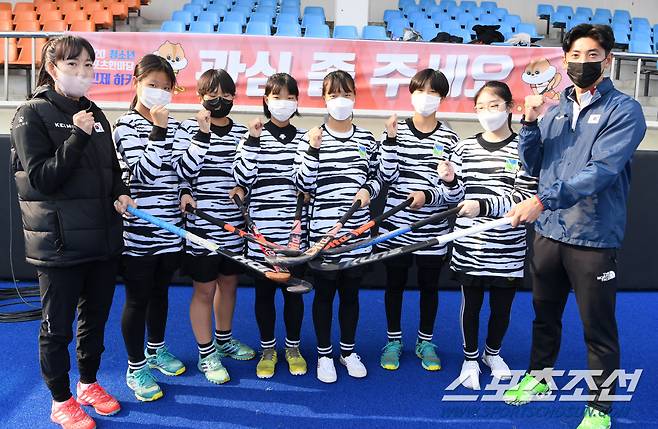 2020 청소년 스포츠한마당 5인제 하키 경기가 7일 경기도 성남 종합운동장 국제하키경기장에서 열렸다. 여자중학교부 경기에 출전한 관심 좀 주세요(송곡여중)팀이 정만재,서정은 등 국가대표 선수들의 원포인트 레슨 후 기념사진을 찍고 있다.  성남=허상욱 기자 wook@sportschosun.com/2020.11.07/