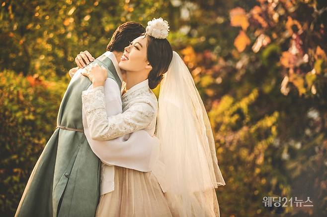 사진 : 웨딩드레스 아이테오,&nbsp;슈트 스플렌디노,&nbsp;포토그래퍼 신동훈(애일리스튜디오),&nbsp;헤어 민, 진희 메이크업 파니, 나현 (모아위),&nbsp;한복 규중칠우,&nbsp;웨딩디렉팅 봉드(해피메리드컴퍼니),&nbsp;플라워 봉플라워,&nbsp;촬영스케치 제이마리드컴퍼니,&nbsp;스타일리스트 퍼스트비주얼 정민경,&nbsp;영상 웨딩미