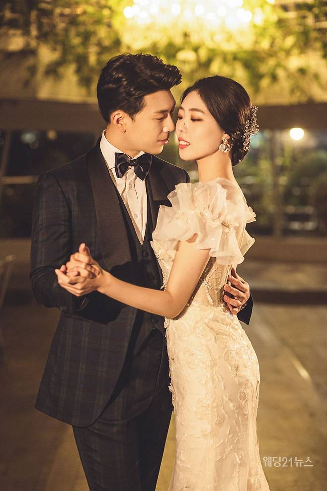 사진 : 웨딩드레스 아이테오,&nbsp;슈트 스플렌디노,&nbsp;포토그래퍼 신동훈(애일리스튜디오),&nbsp;헤어 민, 진희 메이크업 파니, 나현 (모아위),&nbsp;한복 규중칠우,&nbsp;웨딩디렉팅 봉드(해피메리드컴퍼니),&nbsp;플라워 봉플라워,&nbsp;촬영스케치 제이마리드컴퍼니,&nbsp;스타일리스트 퍼스트비주얼 정민경,&nbsp;영상 웨딩미