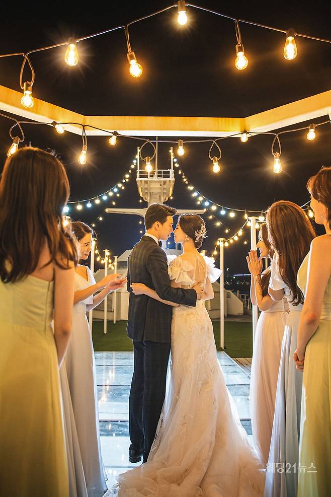 사진 : 웨딩드레스 아이테오,&nbsp;슈트 스플렌디노,&nbsp;포토그래퍼 신동훈(애일리스튜디오),&nbsp;헤어 민, 진희 메이크업 파니, 나현 (모아위),&nbsp;한복 규중칠우,&nbsp;웨딩디렉팅 봉드(해피메리드컴퍼니),&nbsp;플라워 봉플라워,&nbsp;촬영스케치 제이마리드컴퍼니,&nbsp;스타일리스트 퍼스트비주얼 정민경,&nbsp;영상 웨딩미